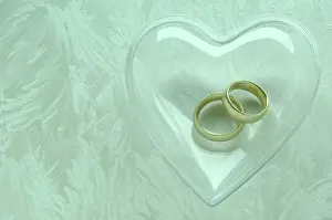 Rings: Wedding rings in a transparent heart