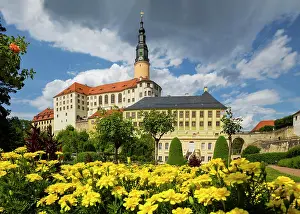 Castle: Weesenstein Castle rises on a rocky outcrop of nodular