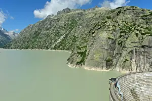 Energy: The well-filled Grimselsee reservoir with the Sp