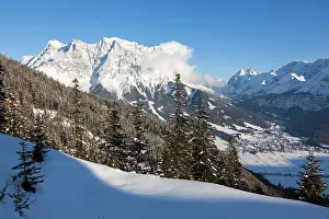 Skiing: Wetterstein mountain chain with Mt. Zugspitze