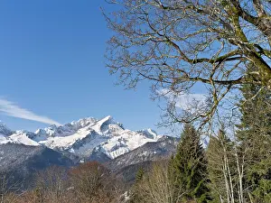 Skiing: Wetterstein Mountain range in winter. The