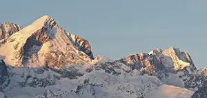 Skiing: Wetterstein Mountain range in winter. Sunrise