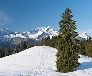 Skiing: Wetterstein Mountain range in winter. Sunrise