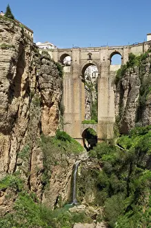 Viaduct: The White Town of Ronda high above the river gorge El Ta