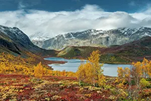 Fell: Wide valley with lake, snow-covered mountains and