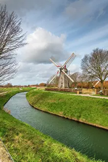 Canals: The wing mill in Saint-Martin-au-Laert, Pas-de-Calais
