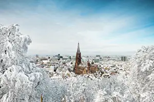 Minster: Winter atmosphere with snow, Freiburg Cathedral