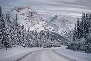 Roads: Winter road trip on the Icefields Parkway with lots of snow and ice