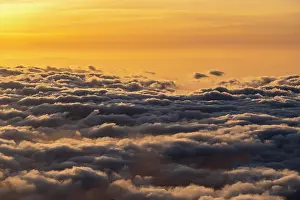 Hawaii: Wolkenmeer bei Sonnenuntergang auf dem Gipfel des