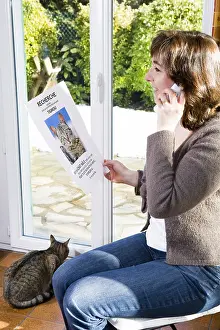 Phone: Woman calling to make a cat lost France
