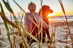Romantic: Woman sitting with her dog, poodle, king poodle