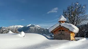 Chapel: Wooden chapel with snow on Vomperberg, Kellerjoch