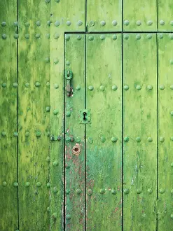 Spikes: Wooden Door - with iron spikes