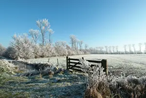 Regulieren: Wooden farm gate in winter landscape