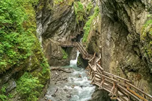 Thun: Wooden footbridge on a rock face over the mountain