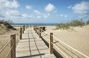 Sailing: Wooden footbridges at the beach of Riumar - environs