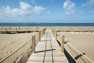 Sailing: Wooden footbridges at the beach of Riumar - environs