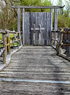 Pile: Wooden gate at the entrance to the pile village