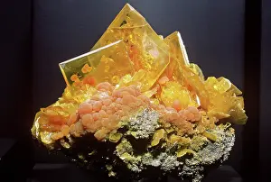 Wulfenite: Wulfenite with Mimetite