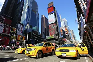 Times: Yellow taxi cabs in Times Square, New York. America Pau