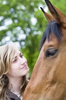 Ager: Young girl looking at the head of a Horse France