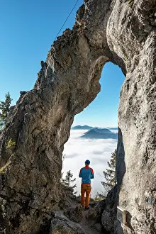 Breitenstein: Young man stands in the rock gate Breitensteinfensterl