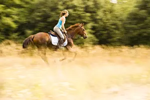 Unsharp: Young woman at a gallop in the dry grass France