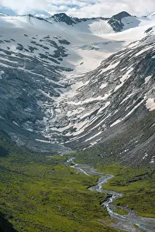 Rises: Zemmbach rises from the Schwarzensteinkees glacier