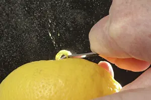 Extract: Zesting an lemon