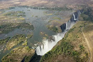 Zamiba: Zimbabwe / Zambia - Aerial view of the Zambezi