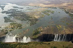 Zamiba: Zimbabwe / Zambia - Aerial view of the Zambezi